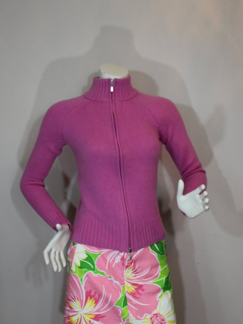 Lord Taylor   100% Cashmere  front zip  pink  knit cardigan  size small